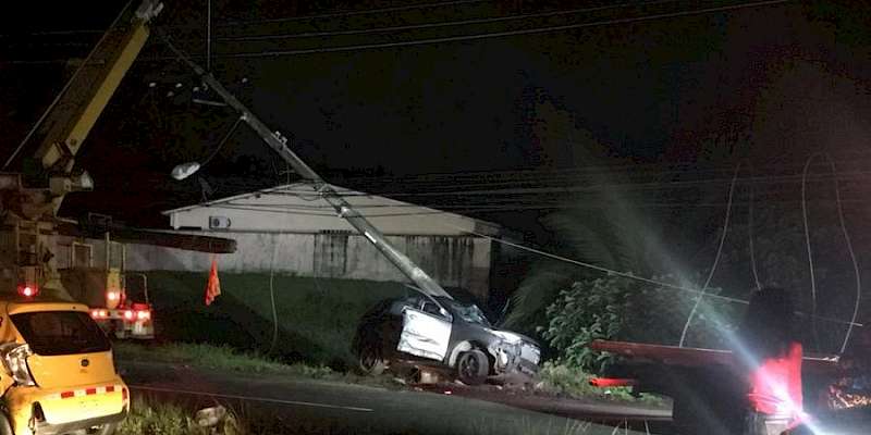 Mujer muere tras chocar contra un poste en Colón