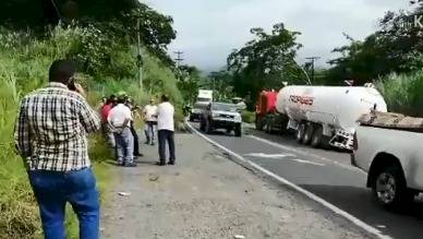 Cisterna queda en una cuneta en Chilibre
