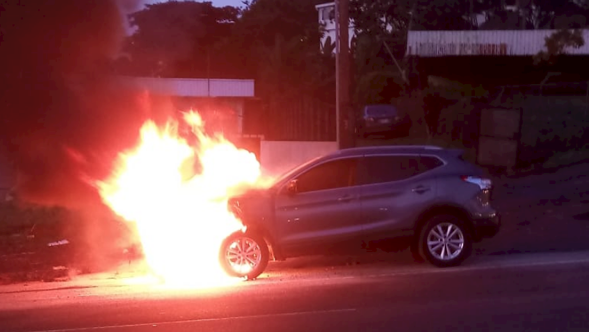 Un auto se incendia en la vía Interamericana y una colisión múltiple en la vía Centenario