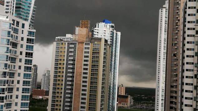 Vías anegadas por sistema de mal tiempo en ciudad capital