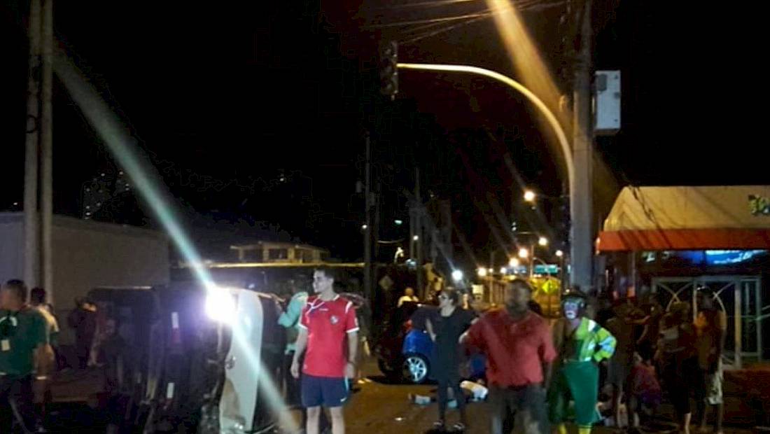 Accidente entre bus pirata y sedan en Santa Elena