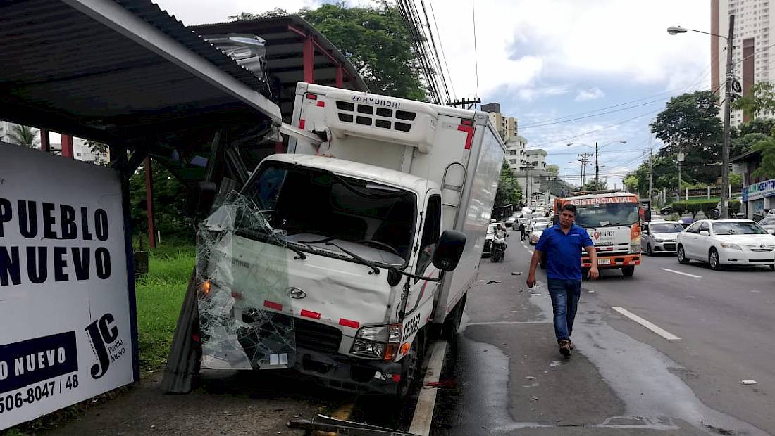 Triple colisión en Avenida 12 de octubre