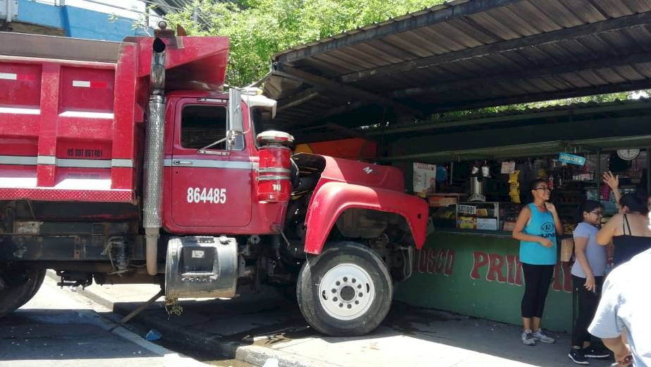 Volquete impacta contra estructura de puente en la Transístmica frente a la CSS