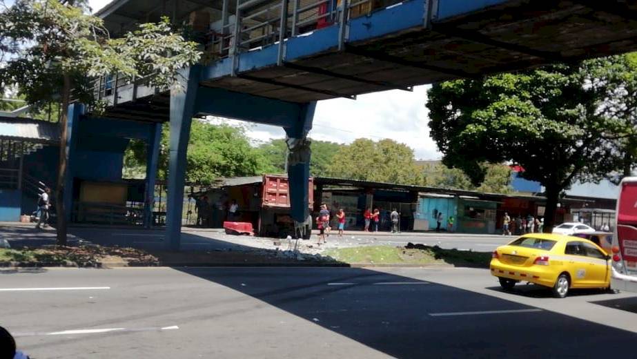 Aseguran puente peatonal de la CSS tras accidente que afectó estructura