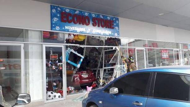 Conductor queda dentro de un comercio tras quedarse son frenos