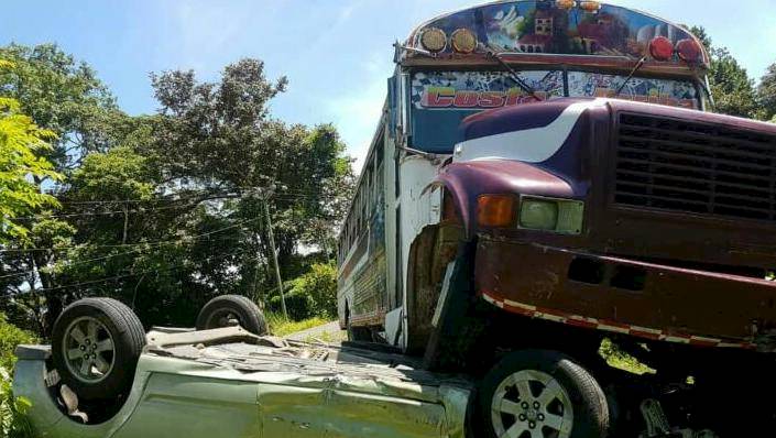 Un herido por accidente en Colón entre un bus y un sedán