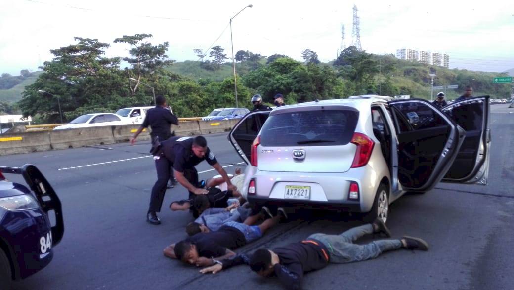 Detenidos 5 asaltantes tras persecución policial