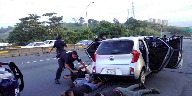 Detenidos 5 asaltantes tras persecución policial