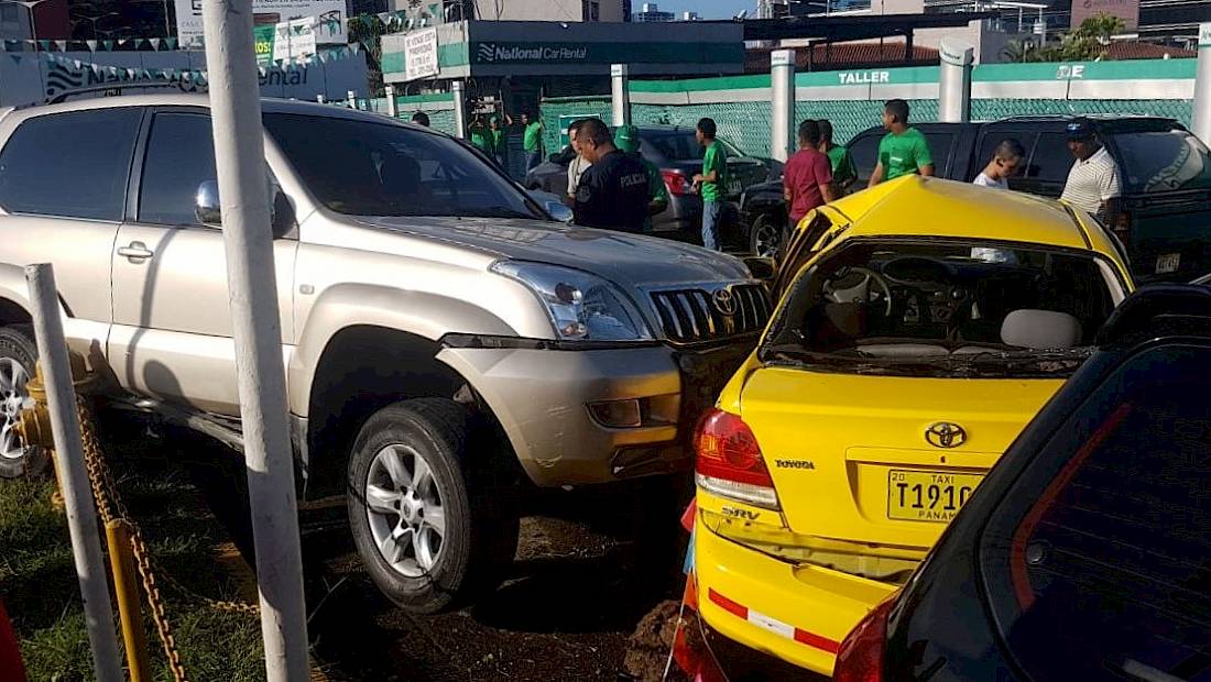 Conductor bajo efectos del alcohol impacta varios autos