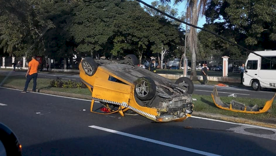 Vuelco en Avenida Balboa