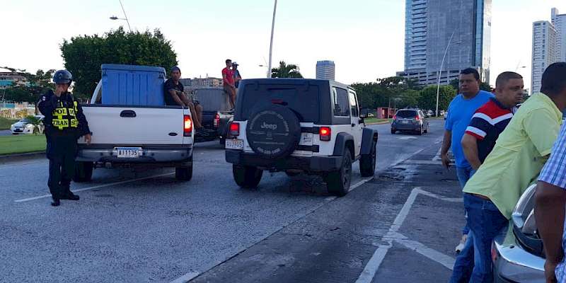 Conductores afectados por cierre de la Cinta Costera por protesta