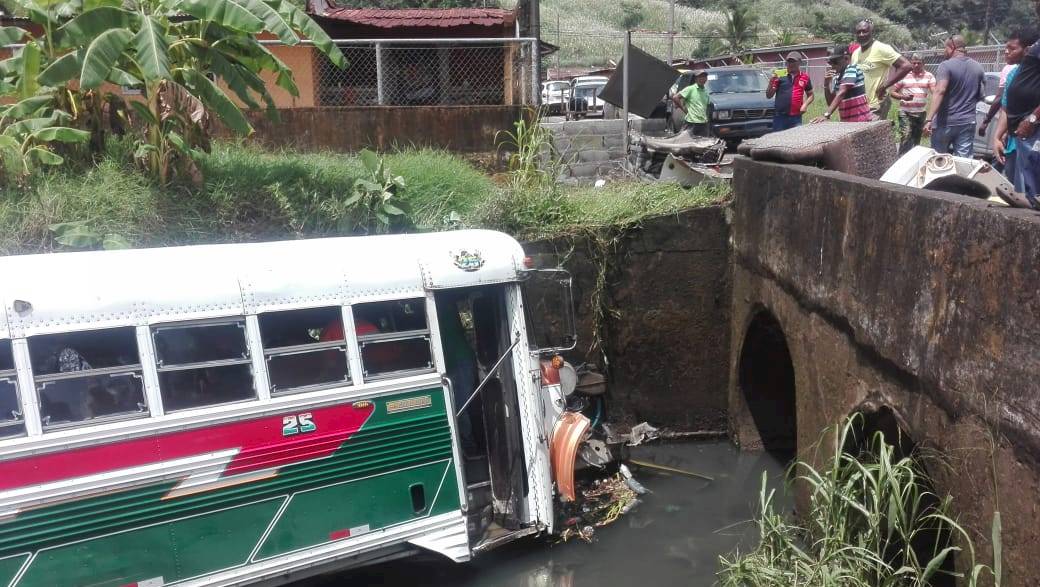 Más de 20 heridos por accidente entre bus y taxi en la provincia de Colón