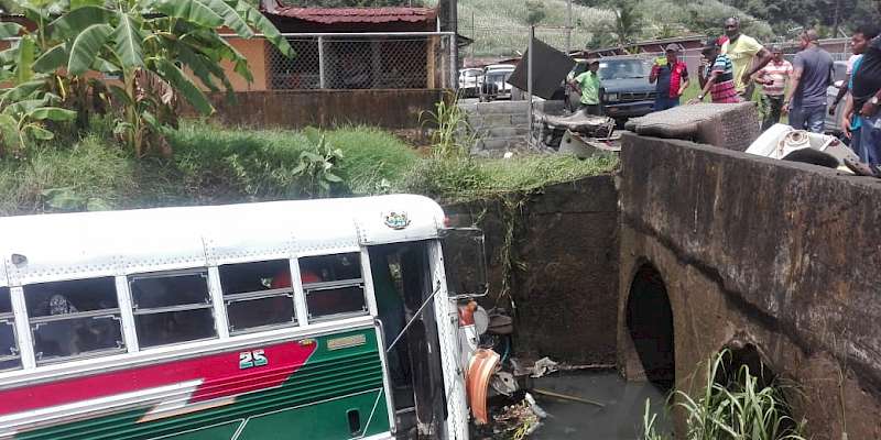 Más de 20 heridos por accidente entre bus y taxi en la provincia de Colón