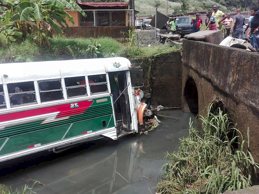 Más de 20 heridos por accidente entre bus y taxi en la provincia de Colón