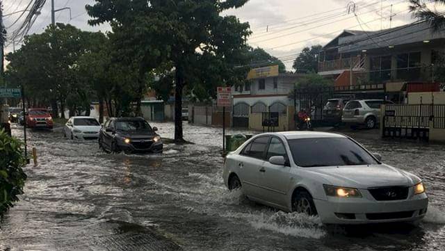 Varias vías inundadas por lluvias este sábado