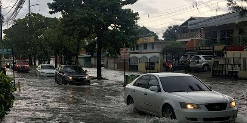 Varias vías inundadas por lluvias este sábado