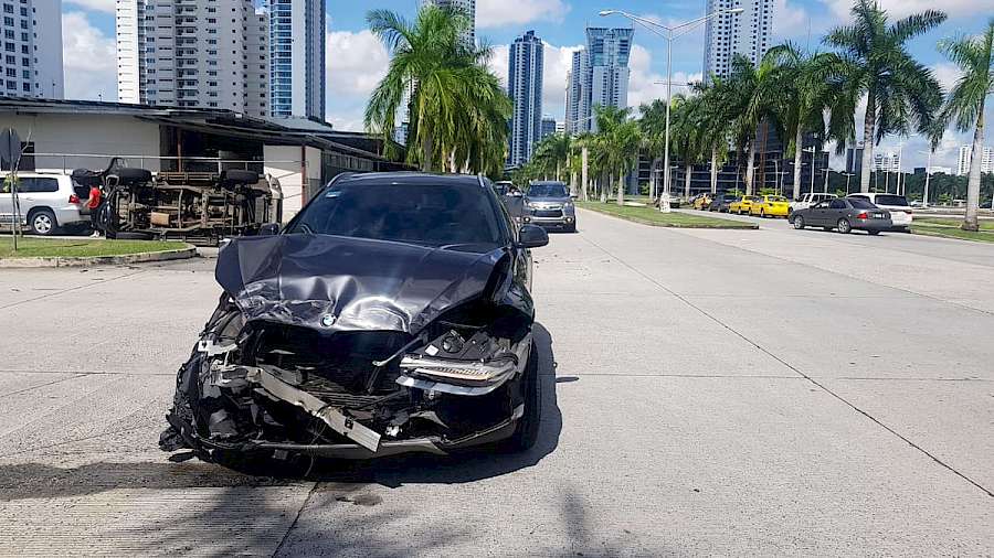 Vuelcos, colisiones y heridos en diferentes puntos