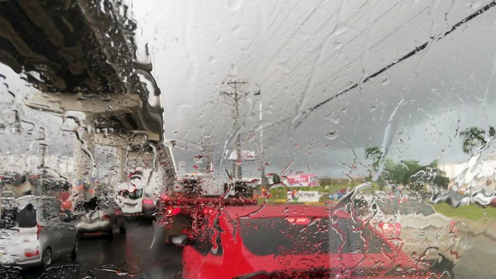 Vías anegadas por temporal de lluvia
