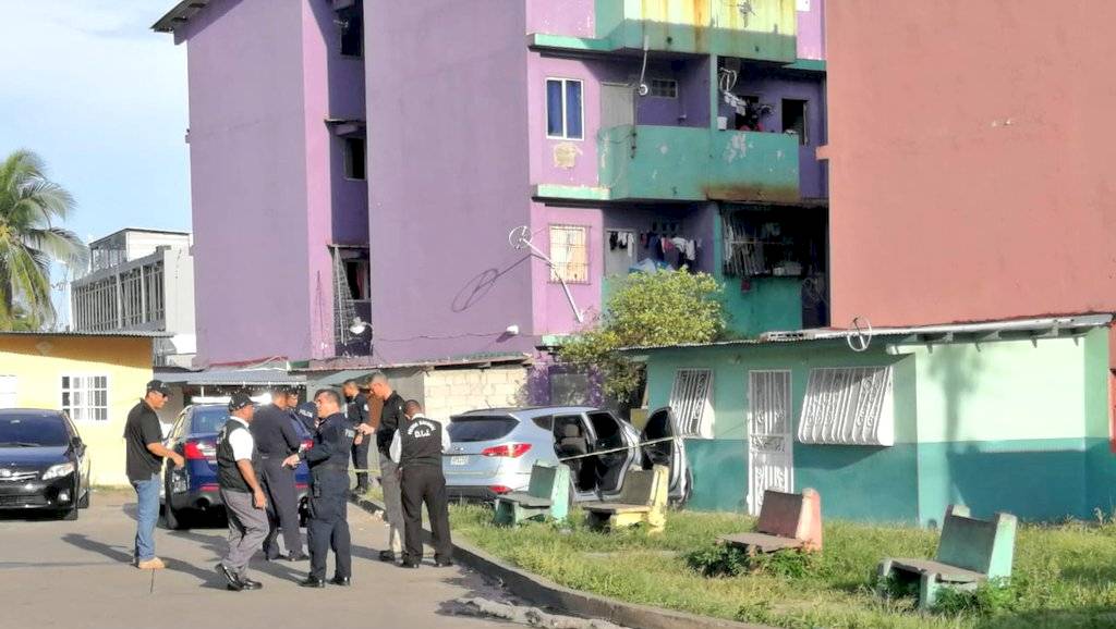Conductor evade un retén y se estrella contra una casa dejando un herido