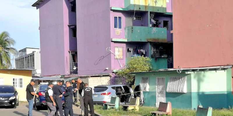 Conductor evade un retén y se estrella contra una casa dejando un herido