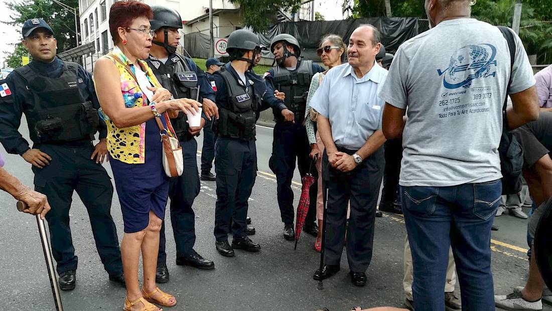Jubilados cierran la Avenida de los Mártires exigiendo un aumento