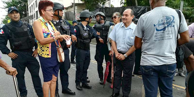 Jubilados cierran la Avenida de los Mártires exigiendo un aumento