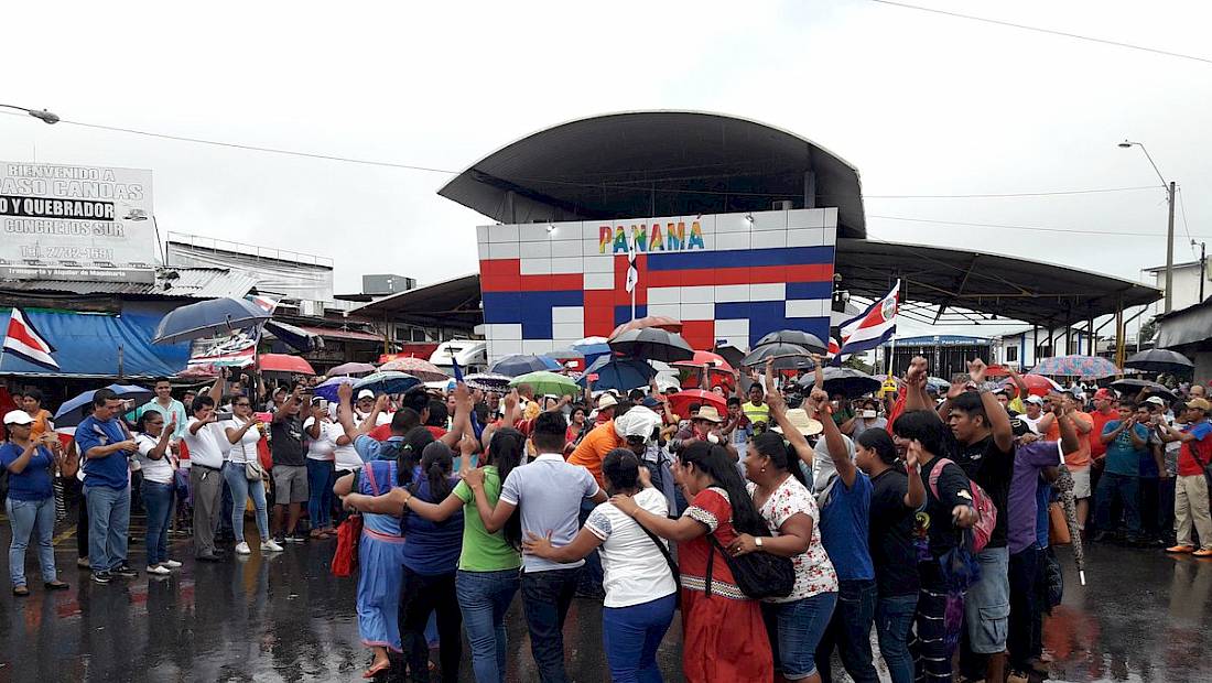 Grupo de costarricenses cierra el acceso en Paso Canoas