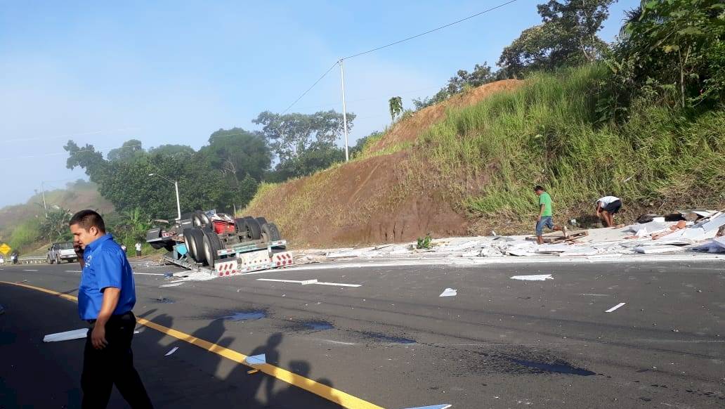 Tres muertos tras vuelco de un camión en Veraguas