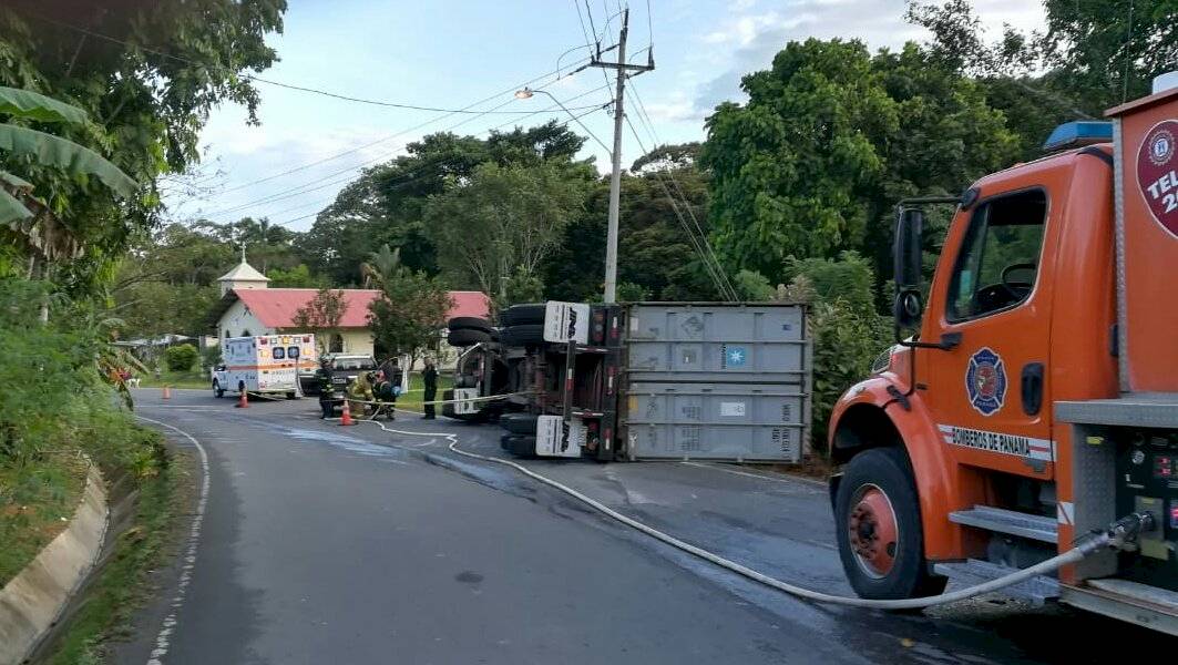 Conductor de camión fallece tras vuelco