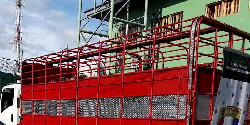 Encuentran droga dentro de un auto en Herrera