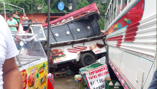 Bus impacta kioskos y una persona resulta gravemente heridas