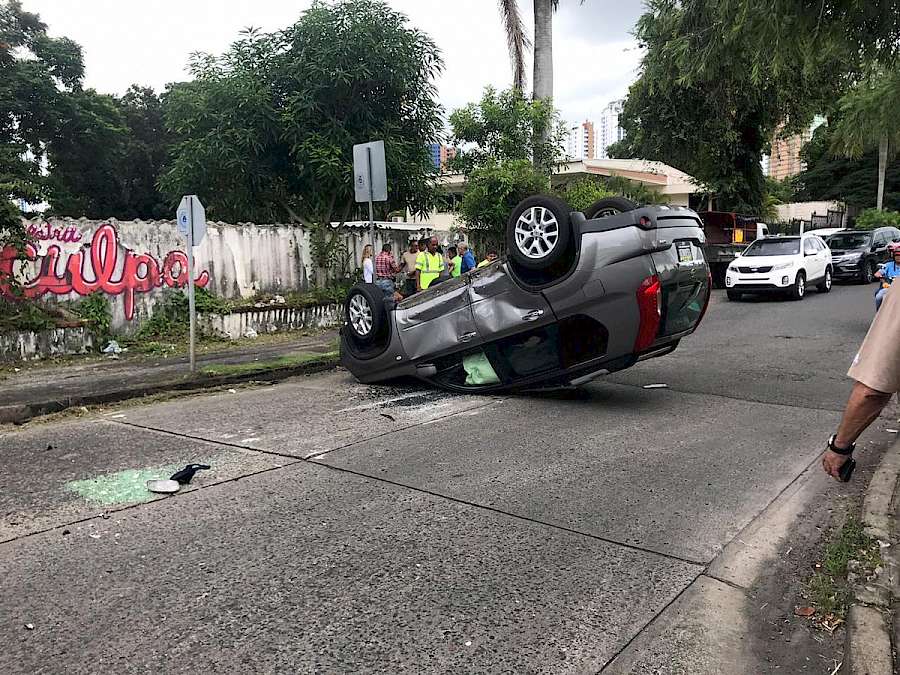 Vuelcos y colisiones dejan heridos en diversos puntos
