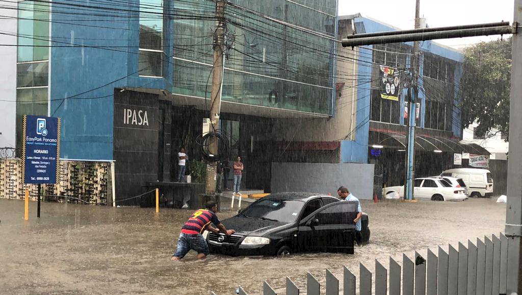 Calles inundadas tras lluvia en la provincia de Panamá