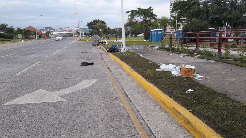 Cinta Costera amaneció llena de basura, AAUD realizó operativo de limpieza