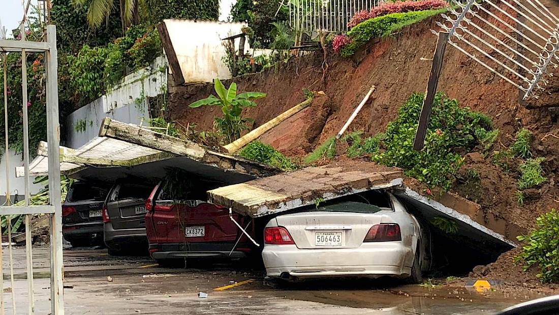 Muro cae sobre varios autos, sin víctimas