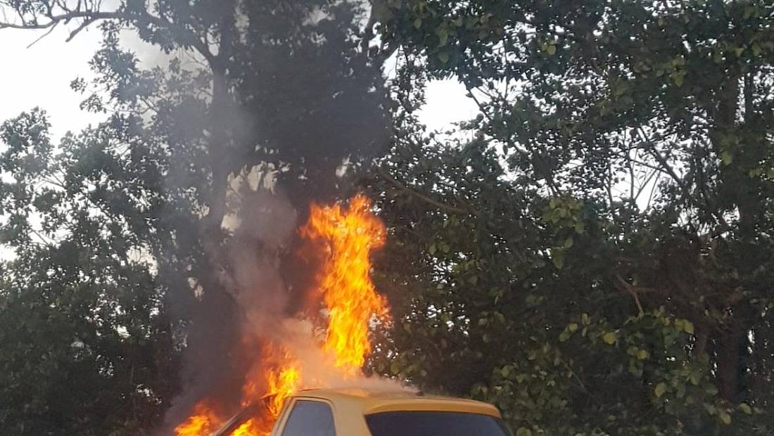Dos autos se incendian en plena vía