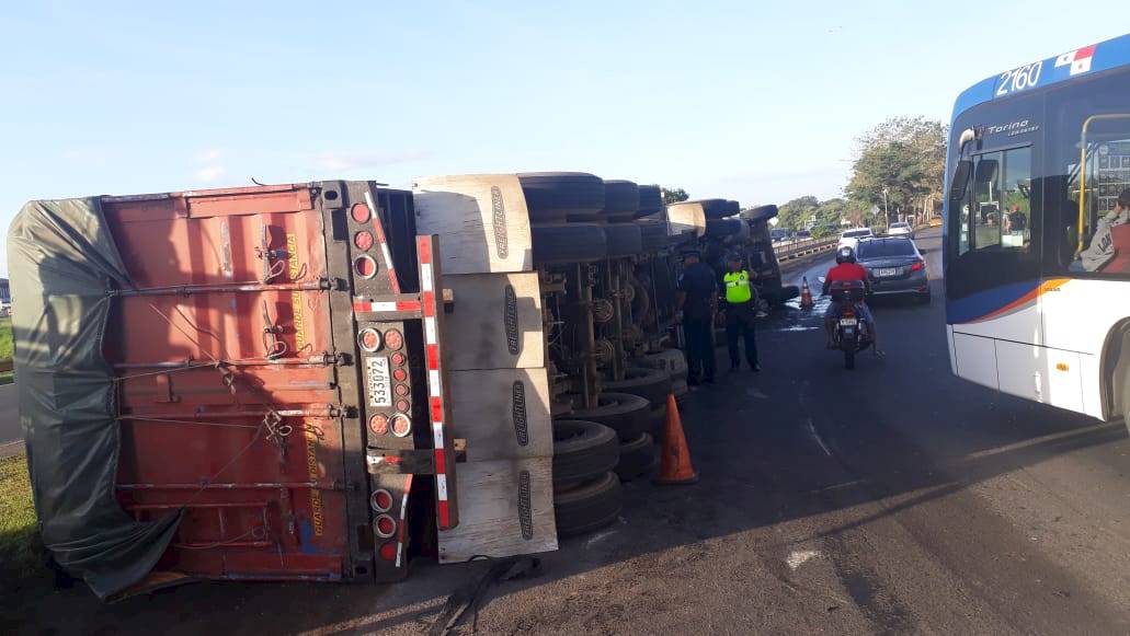 Camión que transportaba arroz se volcó en Tocumen