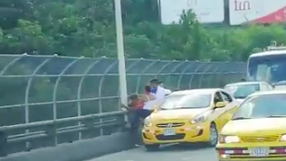 Impiden intento de suicidio en el puente de Las Américas