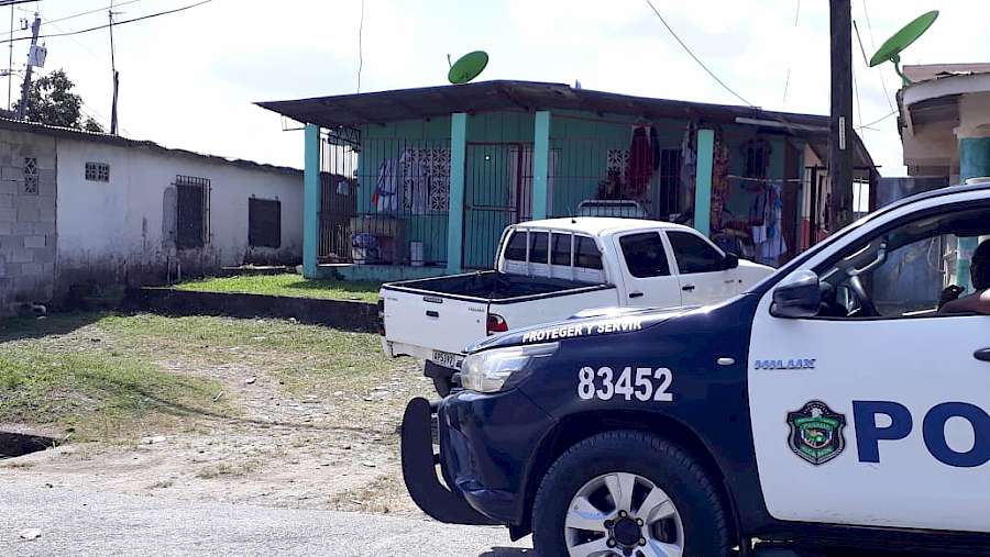Le amarran un perro muerto al auto