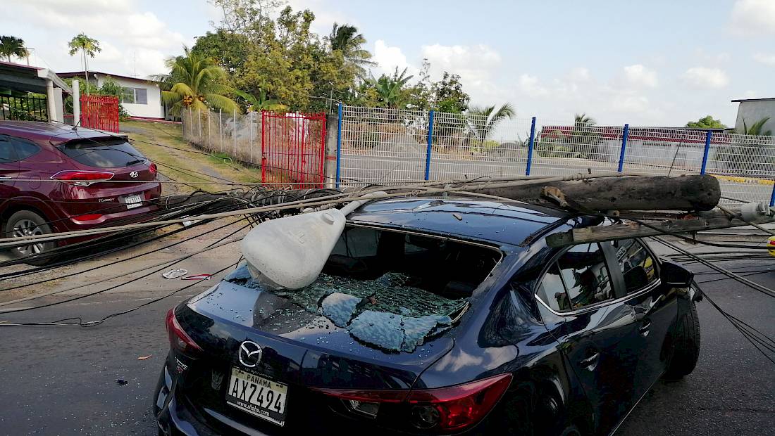 Grúa derriba tres postes en La Chorrera
