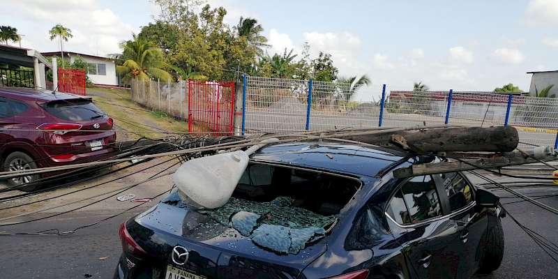 Grúa derriba tres postes en La Chorrera