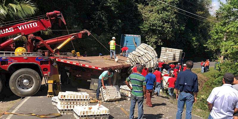 Camión se vuelca en el Valle de Antón, sin víctimas