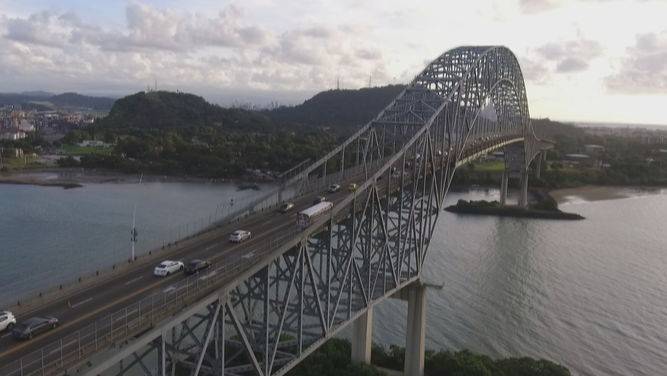 Caos en el puente de las Américas por un selfie