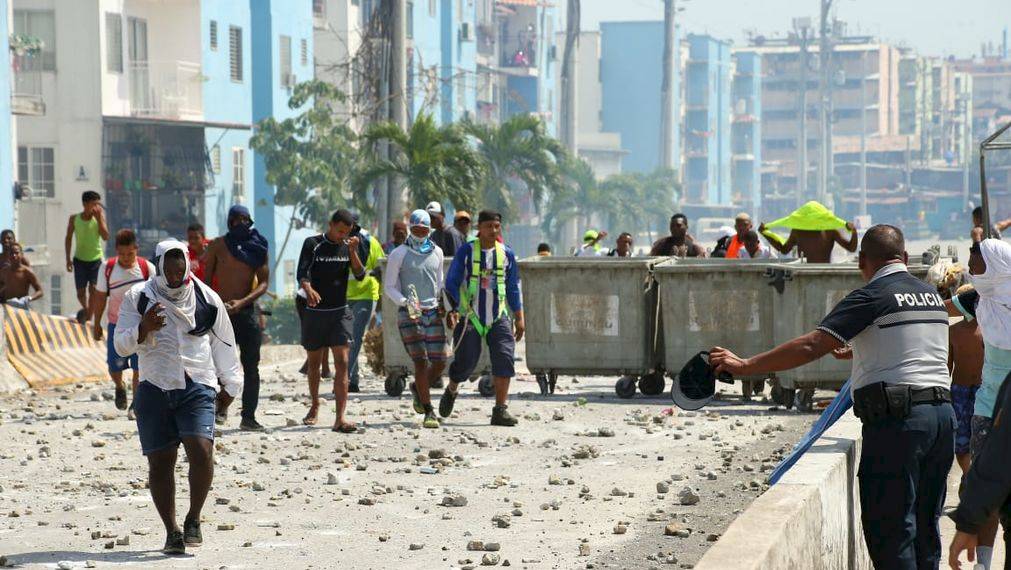 Enfrentamientos entre recicladores y antimotines en el Mercado de Abastos