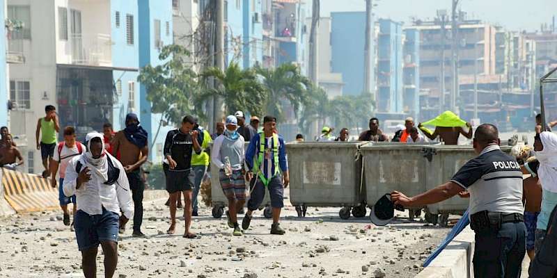 Enfrentamientos entre recicladores y antimotines en el Mercado de Abastos