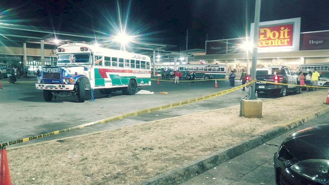 Mujer muere arrollada por un bus