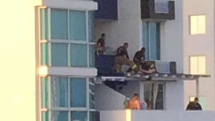 Se salvan tras caída de un edificio
