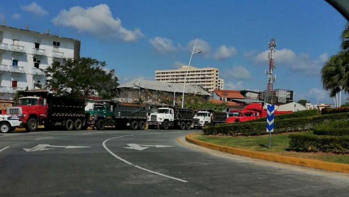 Protesta con camiones volquetes en la Cinta Costera