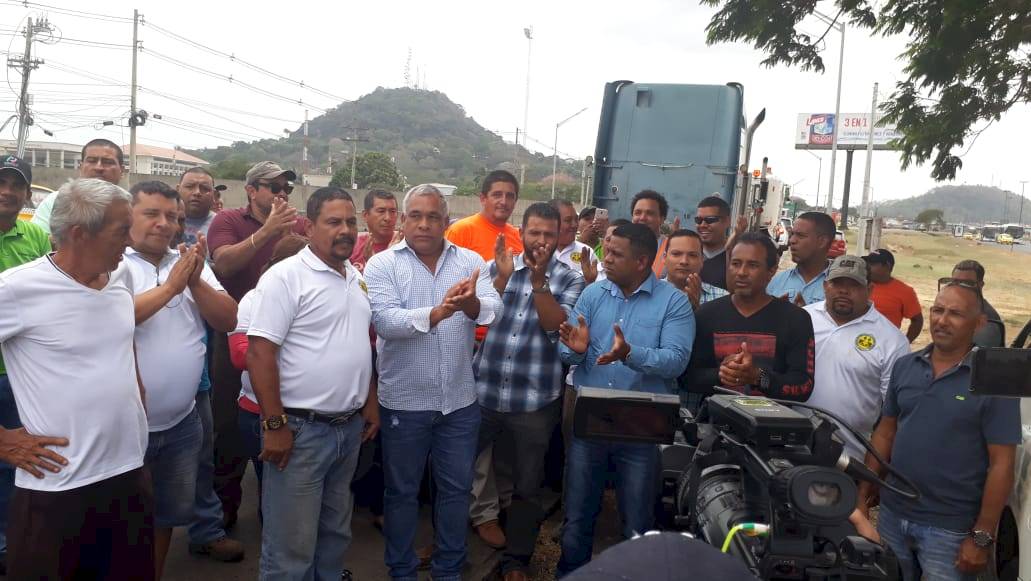 Transportistas de Colón protestaron por la Ley 51