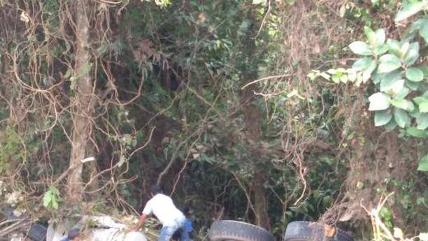 Conductor de camión cae a un precipicio y se salva